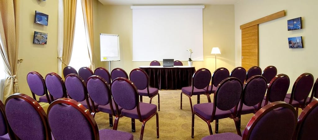 Opera_hotel_spa_conference_room_piano.jpg